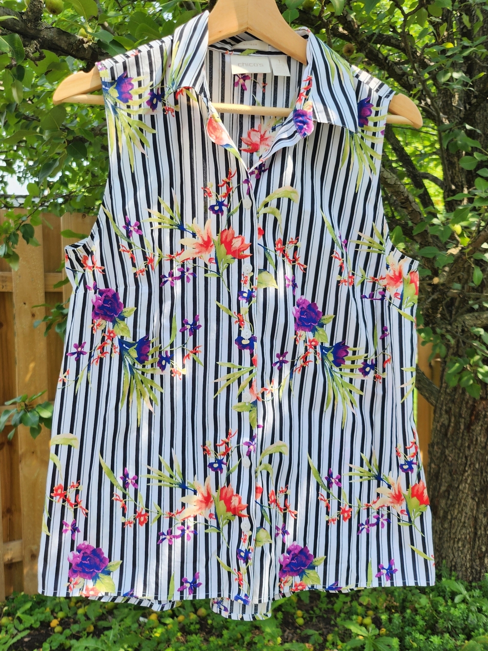 Chico's Sz 1 (M, Sz 8) Black & White Striped Floral Sleeveless Button Down Top